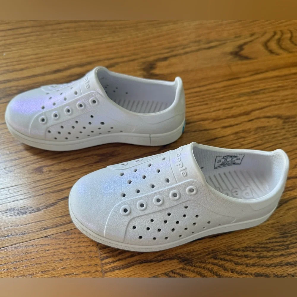 People Kids 9 Slip-On Sneakers Water Shoes Slip Resistant Iridescent White EUC